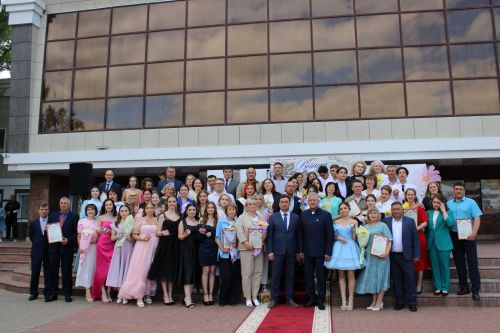 Заинские выпускники станцевали последний школьный вальс
