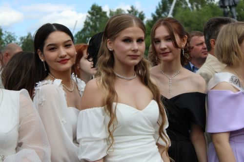 Заинские выпускники станцевали последний школьный вальс