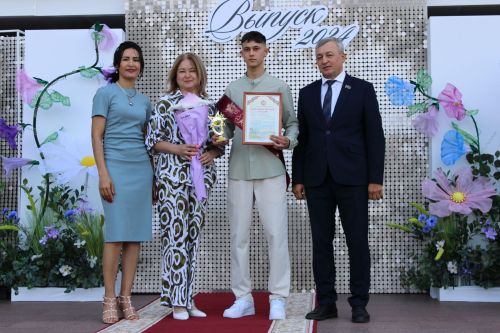Заинские выпускники станцевали последний школьный вальс