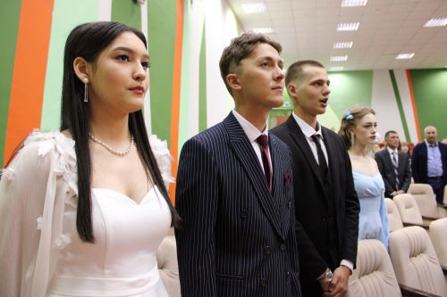 Заинские выпускники получили документы об окончании школы