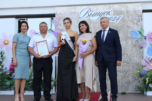 Заинские выпускники станцевали последний школьный вальс