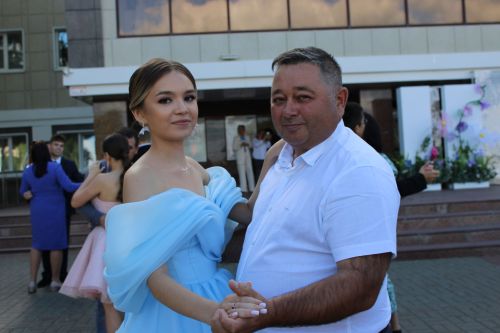 Заинские выпускники станцевали последний школьный вальс