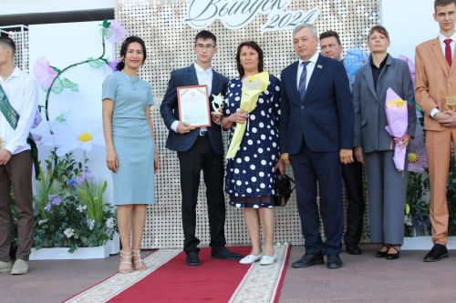 Заинские выпускники станцевали последний школьный вальс