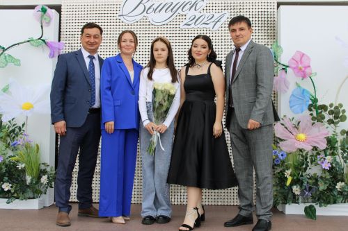 Заинские выпускники станцевали последний школьный вальс
