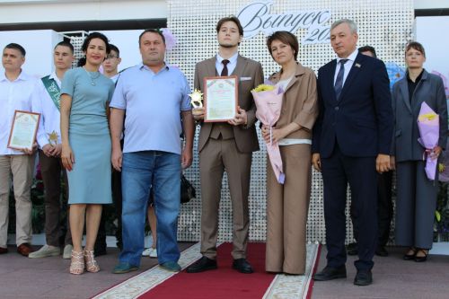 Заинские выпускники станцевали последний школьный вальс