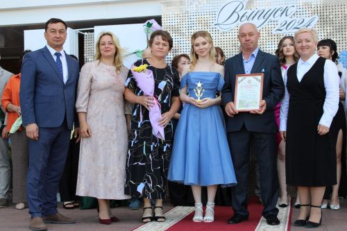 Заинские выпускники станцевали последний школьный вальс