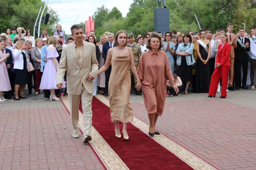 Заинские выпускники станцевали последний школьный вальс