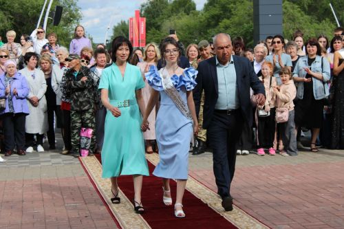 Заинские выпускники станцевали последний школьный вальс