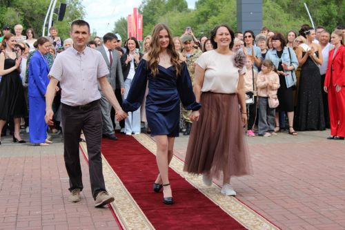 Заинские выпускники станцевали последний школьный вальс
