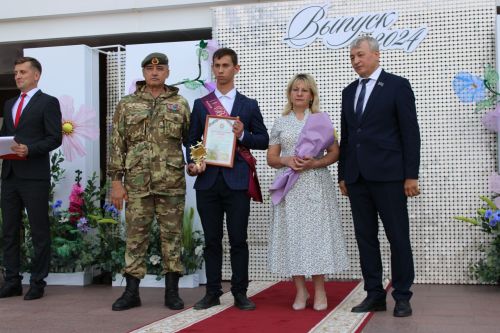 Заинские выпускники станцевали последний школьный вальс