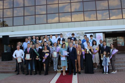 Заинские выпускники станцевали последний школьный вальс