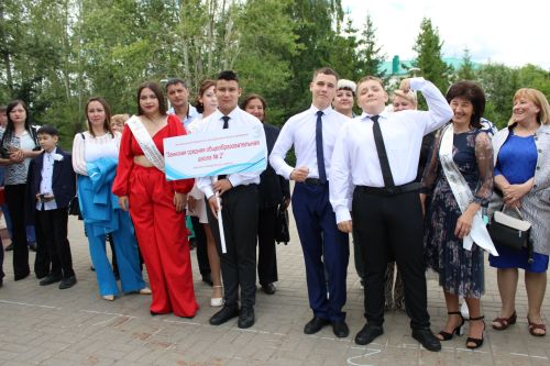 Заинские выпускники станцевали последний школьный вальс