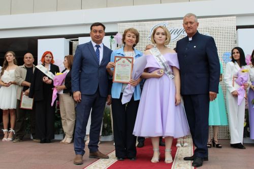 Заинские выпускники станцевали последний школьный вальс