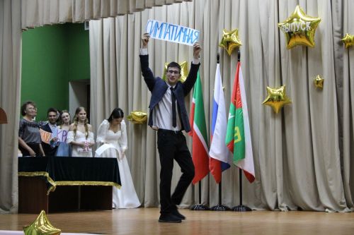 Заинские выпускники получили документы об окончании школы