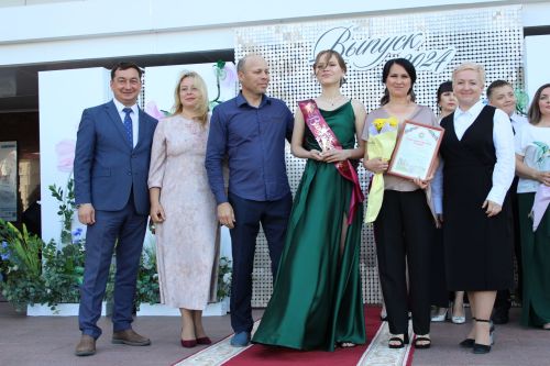 Заинские выпускники станцевали последний школьный вальс
