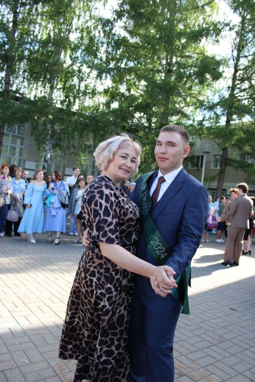 Заинские выпускники станцевали последний школьный вальс