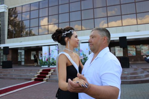 Заинские выпускники станцевали последний школьный вальс