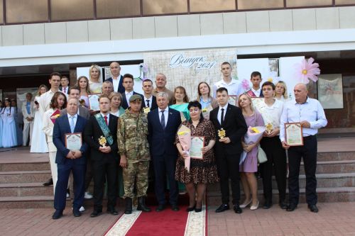 Заинские выпускники станцевали последний школьный вальс