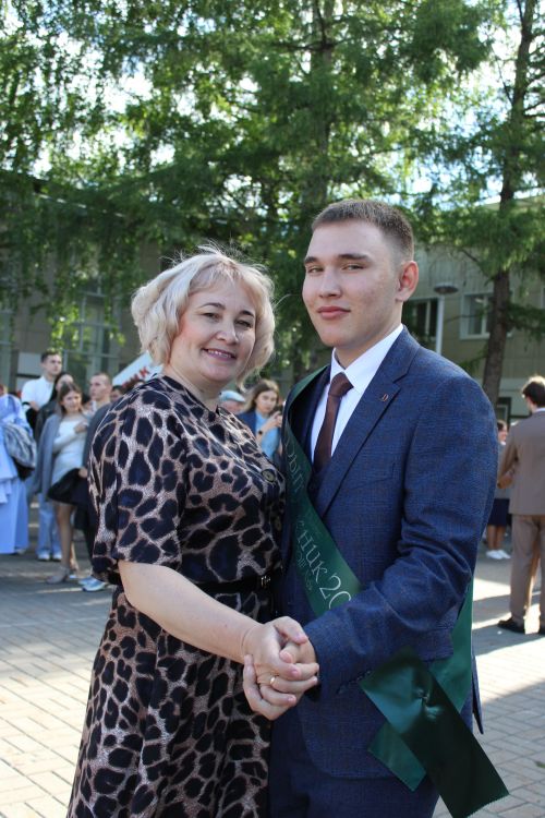 Заинские выпускники станцевали последний школьный вальс