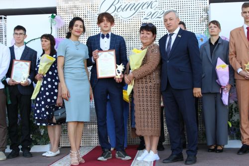 Заинские выпускники станцевали последний школьный вальс