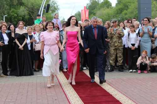 Заинские выпускники станцевали последний школьный вальс