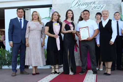 Заинские выпускники станцевали последний школьный вальс