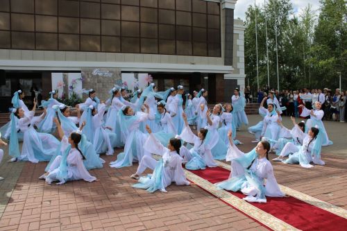 Заинские выпускники станцевали последний школьный вальс