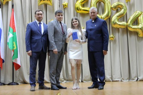 Заинские выпускники получили документы об окончании школы