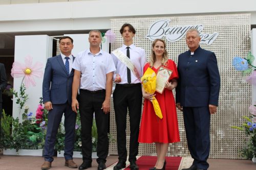 Заинские выпускники станцевали последний школьный вальс