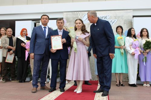 Заинские выпускники станцевали последний школьный вальс