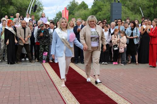 Заинские выпускники станцевали последний школьный вальс