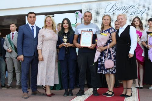 Заинские выпускники станцевали последний школьный вальс