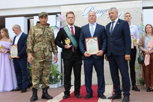 Заинские выпускники станцевали последний школьный вальс
