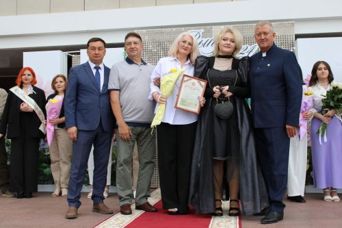 Заинские выпускники станцевали последний школьный вальс