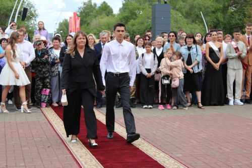 Заинские выпускники станцевали последний школьный вальс