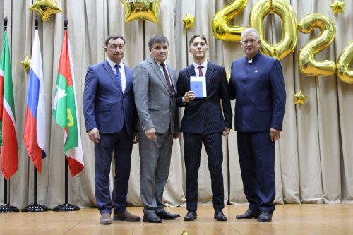 Заинские выпускники получили документы об окончании школы
