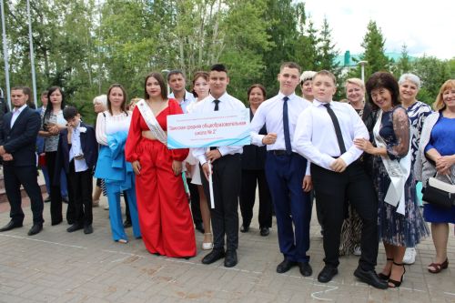 Заинские выпускники станцевали последний школьный вальс
