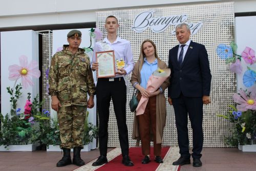 Заинские выпускники станцевали последний школьный вальс