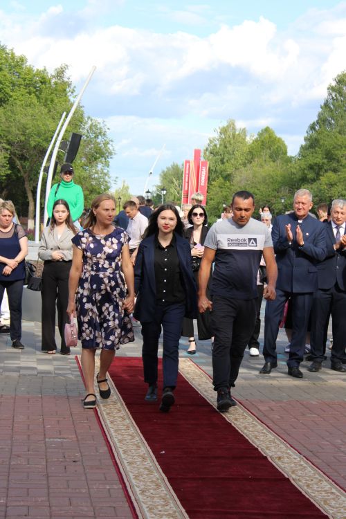 Заинские выпускники станцевали последний школьный вальс