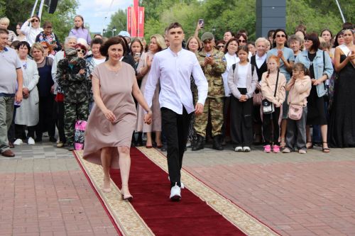 Заинские выпускники станцевали последний школьный вальс