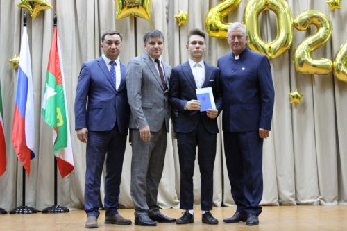 Заинские выпускники получили документы об окончании школы
