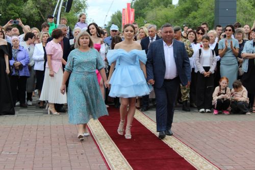Заинские выпускники станцевали последний школьный вальс