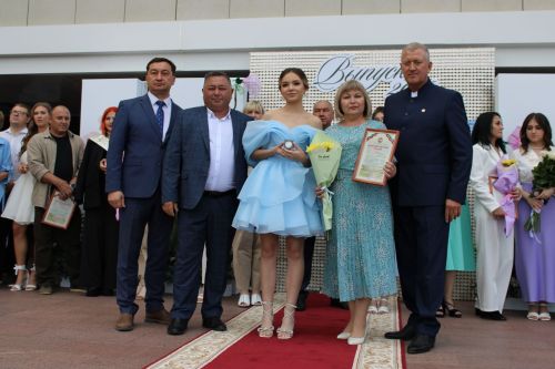 Заинские выпускники станцевали последний школьный вальс