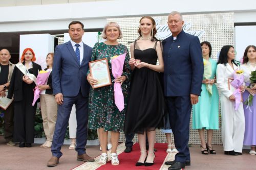 Заинские выпускники станцевали последний школьный вальс