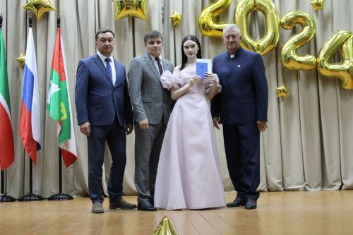 Заинские выпускники получили документы об окончании школы