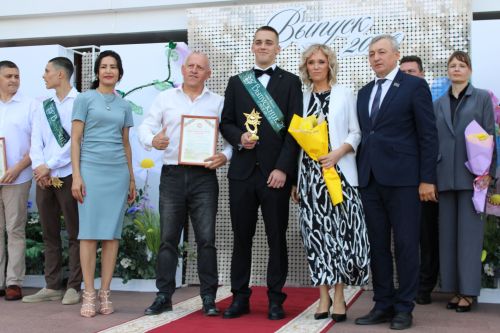 Заинские выпускники станцевали последний школьный вальс