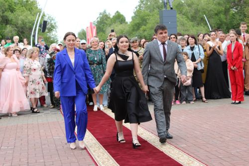Заинские выпускники станцевали последний школьный вальс