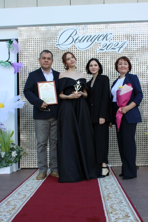 Заинские выпускники станцевали последний школьный вальс
