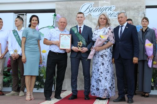 Заинские выпускники станцевали последний школьный вальс