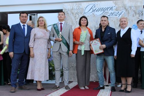 Заинские выпускники станцевали последний школьный вальс